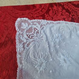 Antikes Leinen Bettwasche Set mit AJ Monogramm, Handgesticktes Laken und Kissenbezug mit Spitze, Brautaussteuer 1950er Jahre, 2…