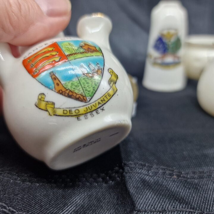 Miniaturowe wazy i naczynia z porcelany heraldycznej, W.H. Goss, Carlton, Arcadian i Botolph, zestaw 5 sztuk, epoka edwardiańska