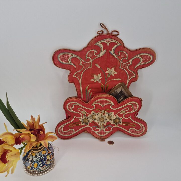Tasca da Parete Art Nouveau Antica - Portalettere Ricamato - Decoro Tessile Floreale - Circa 1900