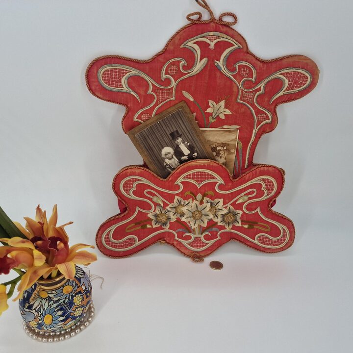 Organizador de Pared Art Nouveau Antiguo - Bordado Floral - Soporte para Cartas - Circa 1900