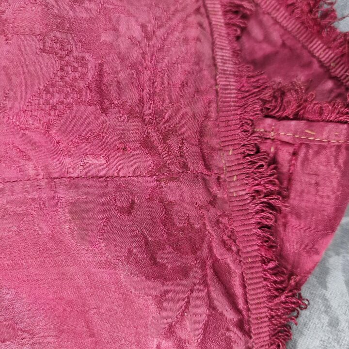 Seta Antica Damasco, Frammento Lambrequin Rosso, Tessuto Jacquard Cinese Floreale, 28x150 cm, Restauro Storico, Belle Epoque