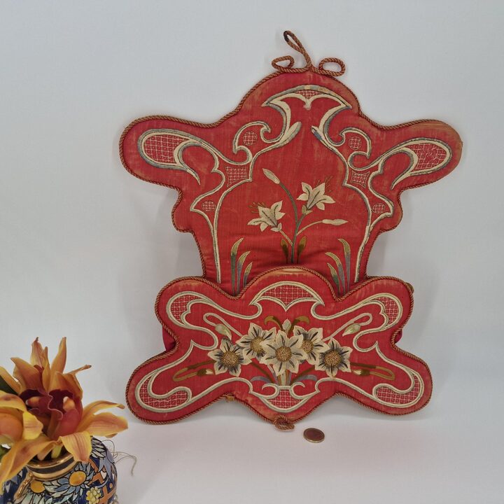 Tasca da Parete Art Nouveau Antica - Portalettere Ricamato - Decoro Tessile Floreale - Circa 1900