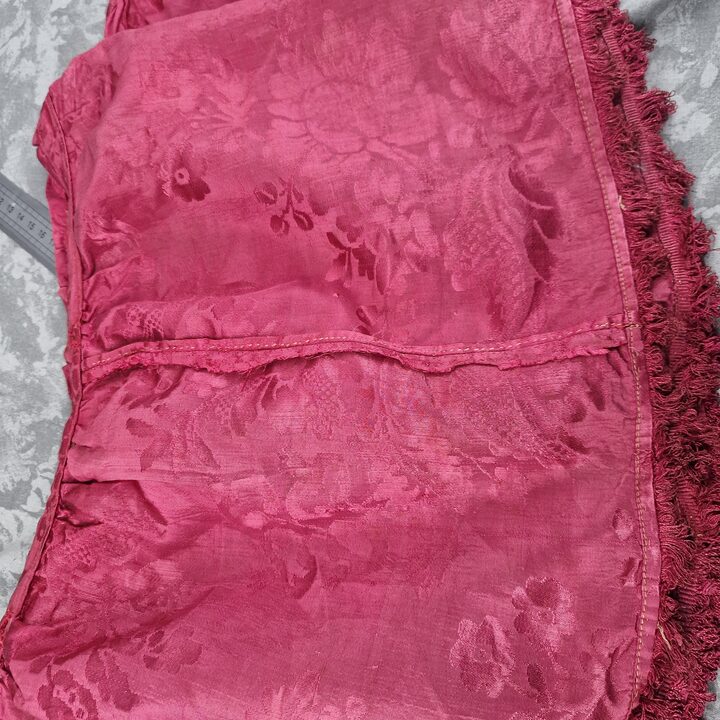 Seta Antica Damasco, Frammento Lambrequin Rosso, Tessuto Jacquard Cinese Floreale, 28x150 cm, Restauro Storico, Belle Epoque