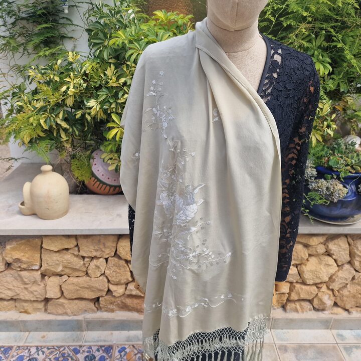 Chal de seda vintage con bordado a mano y flecos de 20 cm, Pañuelo artesanal floral 145x55 cm