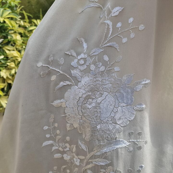 Chal de seda vintage con bordado a mano y flecos de 20 cm, Pañuelo artesanal floral 145x55 cm