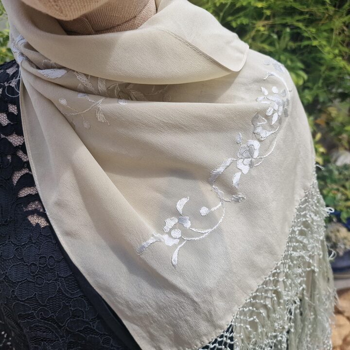 Chal de seda vintage con bordado a mano y flecos de 20 cm, Pañuelo artesanal floral 145x55 cm