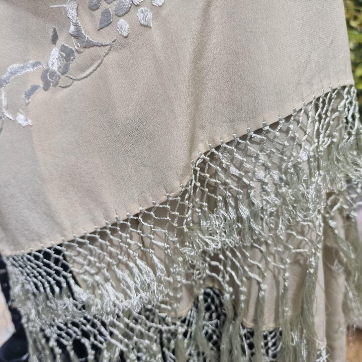 Chal de seda vintage con bordado a mano y flecos de 20 cm, Pañuelo artesanal floral 145x55 cm