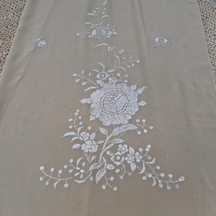 Chal de seda vintage con bordado a mano y flecos de 20 cm, Pañuelo artesanal floral 145x55 cm