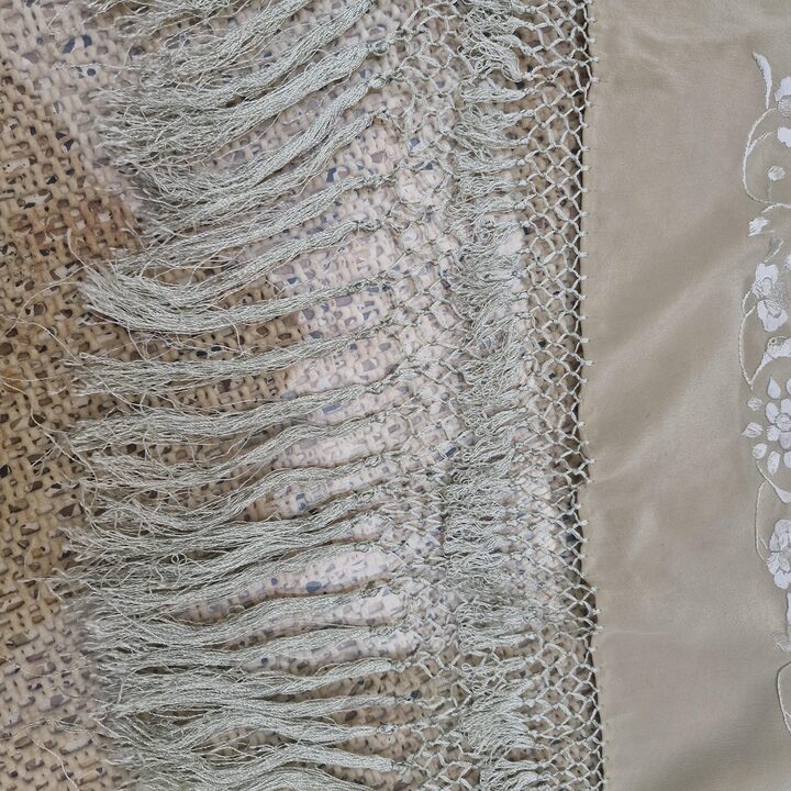 Chal de seda vintage con bordado a mano y flecos de 20 cm, Pañuelo artesanal floral 145x55 cm