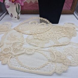 Set di 15 Applique in Pizzo Fiammingo Antico Qualita da Museo Motivi in Lino Fatti a Mano XIX Secolo Belgio