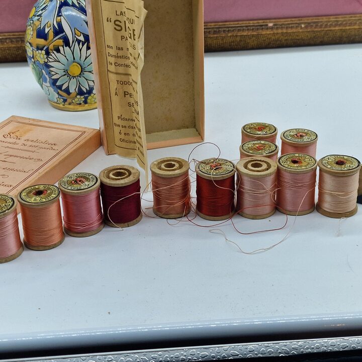 12 Carretes de Seda Singer Vintage - Gama Roja y Rosa - Seda Artistica - Caja Art Deco Original - Bobinas de Madera - Costura C…