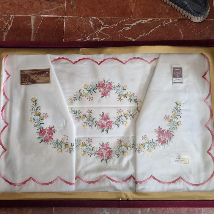 Jogo de Cama Vintage Espanhol Bordado à Mão Anos 60 Tersaba Novo