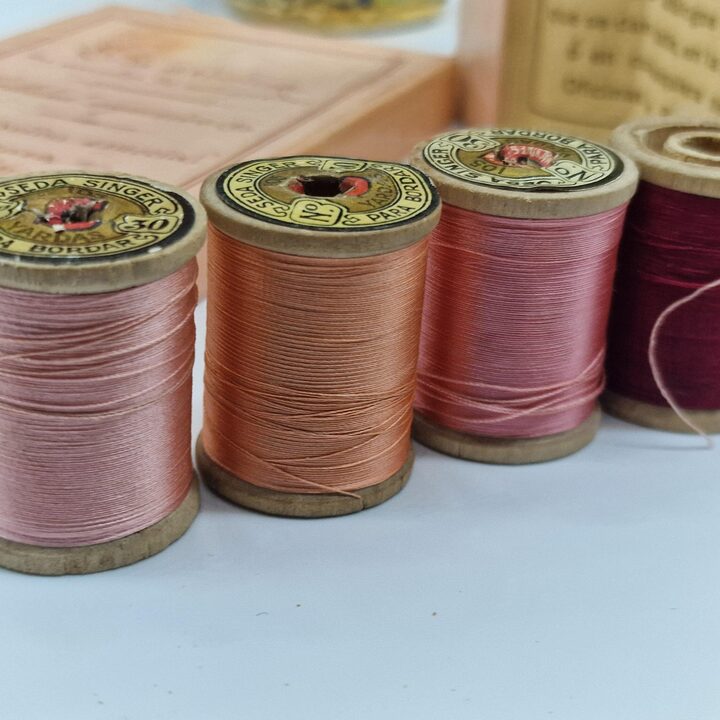 12 Carretes de Seda Singer Vintage - Gama Roja y Rosa - Seda Artistica - Caja Art Deco Original - Bobinas de Madera - Costura C…