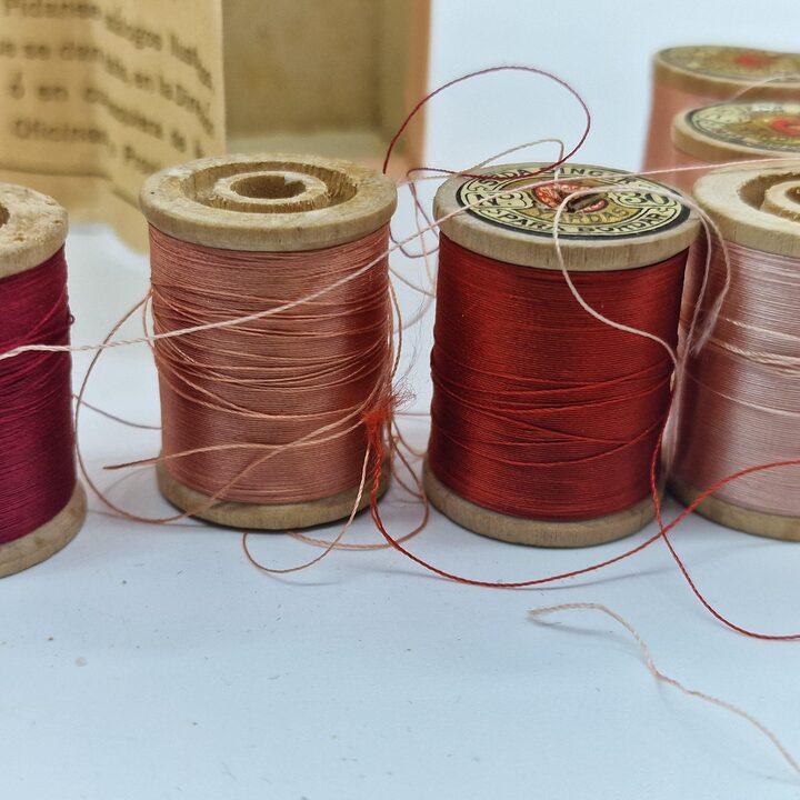 12 Vintage Singer Seidengarnrollen - Rot und Rosa Palette - Seda Artistica - Original Art Deco Box - Holzspulen - Nähkollektion