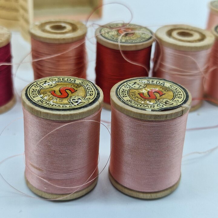 12 Carretes de Seda Singer Vintage - Gama Roja y Rosa - Seda Artistica - Caja Art Deco Original - Bobinas de Madera - Costura C…