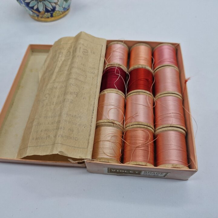 12 Carretes de Seda Singer Vintage - Gama Roja y Rosa - Seda Artistica - Caja Art Deco Original - Bobinas de Madera - Costura C…