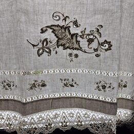 Toalha de Linho Jacquard Antiga com Bordado Amparo e Renda