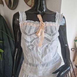 Antikes Miederhemd Unterhemd Edwardian Viktorianisch Weisse Baumwolle Spitze Perlmuttknoepfe Groesse S Brust 84cm Taille 62cm