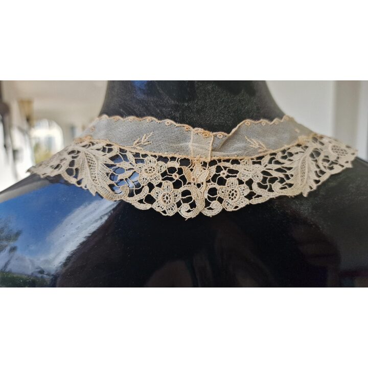 Antieke Kant Kraag Handgeborduurd op Tulle met Bloemen, Art Nouveau Stijl, Edwardiaanse Bruidskant Applicatie, 1900