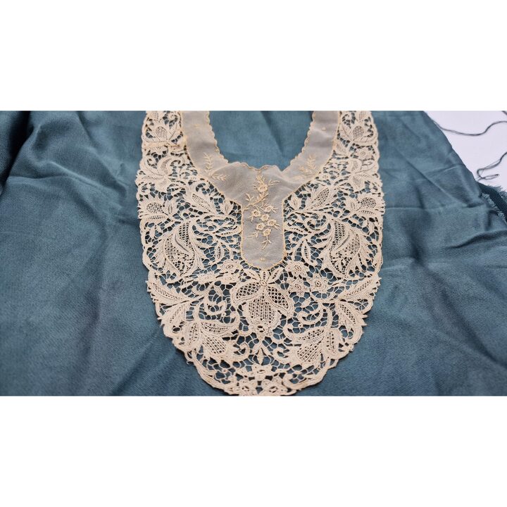 Colletto in Pizzo Antico Ricamato a Mano su Tulle con Fiori, Stile Art Nouveau, Applicazione Pizzo Sposa Edoardiana, 1900