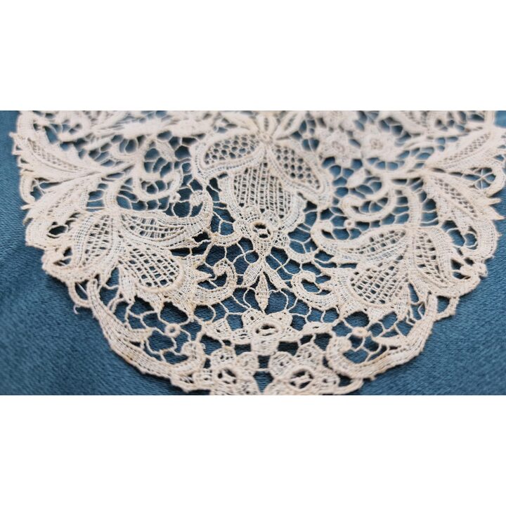 Gola de Renda Antiga Bordada à Mão sobre Tule com Flores, Estilo Art Nouveau, Aplicação de Renda de Noiva Edwardiana, 1900