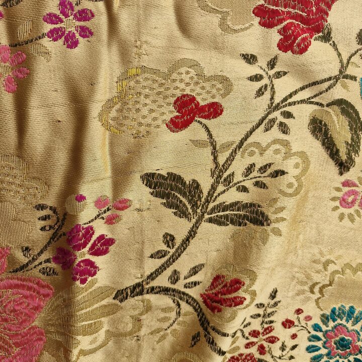 Tecido Brocado Valenciano, Seda Antiga Espanhola com Fio de Lurex Metalizado, Motivo Floral Damasco, Peca de 110 x 130 cm, Cost…