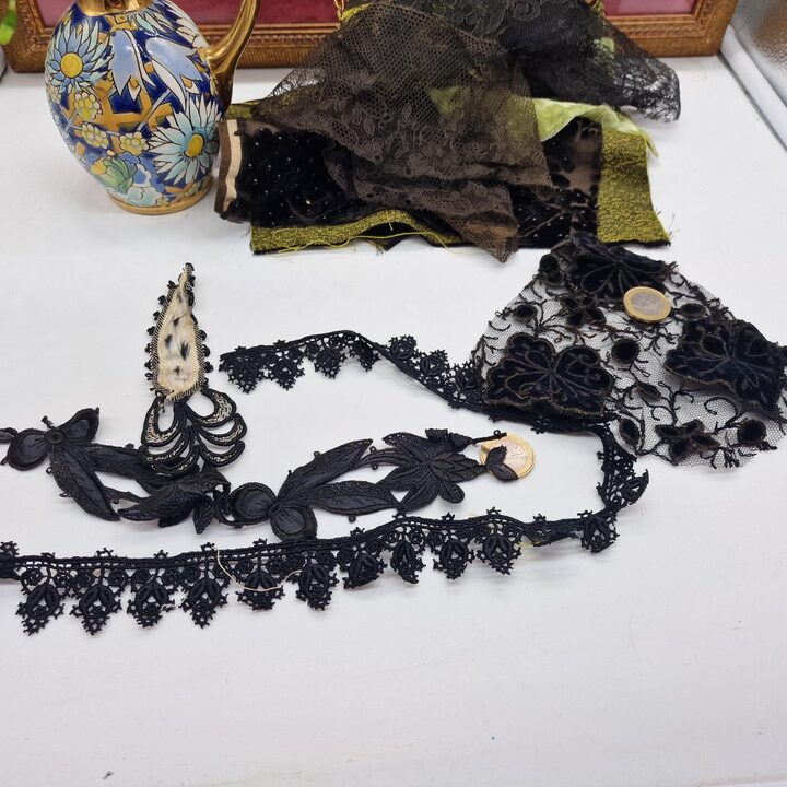 Zestaw Antycznych i Vintage Tekstyliów, Koronka z 1900, Fragment Jedwabnego Szala, Rayon z 1950, Materiały do Lalek i Junk Jour…