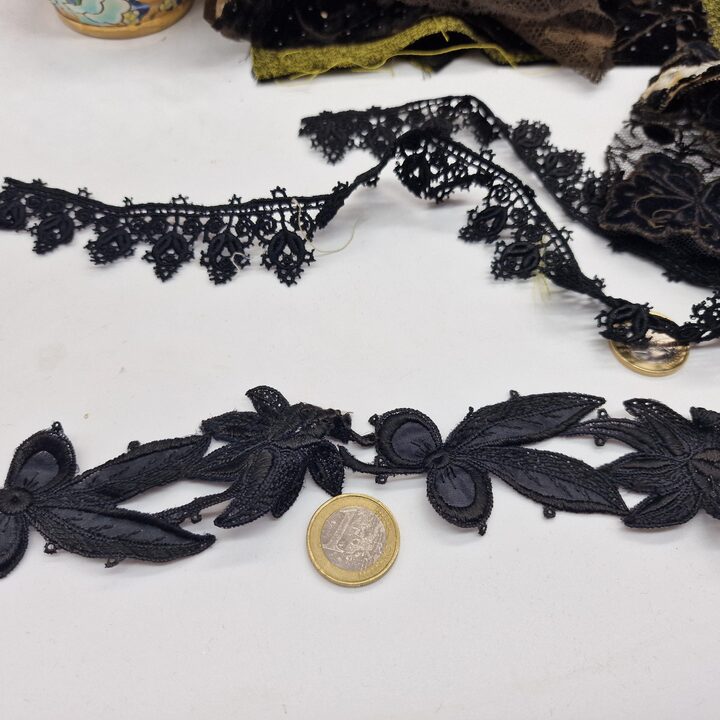 Zestaw Antycznych i Vintage Tekstyliów, Koronka z 1900, Fragment Jedwabnego Szala, Rayon z 1950, Materiały do Lalek i Junk Jour…
