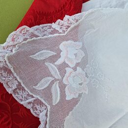 Antikes Leinentuch und Vintage Tagesdecke, Handgestickte Bettwäsche mit Spitze und Monogramm MG, 210x270 cm, Frühes 20 Jahrhund…