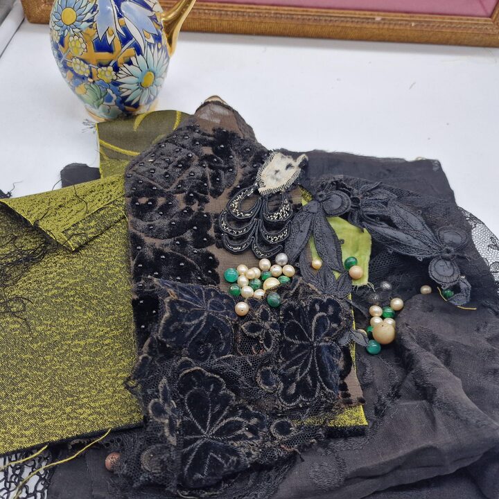 Zestaw Antycznych i Vintage Tekstyliów, Koronka z 1900, Fragment Jedwabnego Szala, Rayon z 1950, Materiały do Lalek i Junk Jour…