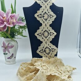 Dentelle aux fuseaux faite main, 5 pièces total 305 cm, coton écru motif floral