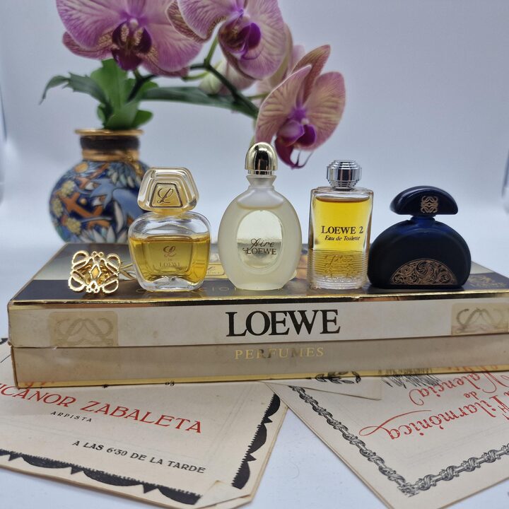 Conjunto de Miniaturas de Perfume Vintage Loewe com 4 Fragrâncias de 5 ml e Pin de Metal Dourado, Anos 1980, Espanha