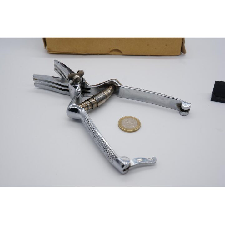 Masticatore Urki per Persone senza Denti, Jose D. Bilbatua Eibar, Pinza Meccanica Tritacibo con Scatola Originale, Anni 1950