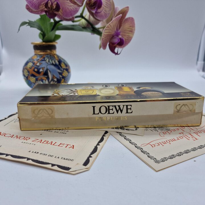 Винтажный Набор Миниатюр Парфюмерии Loewe: 4 Аромата по 5 мл и Фирменный Металлический Значок, 1980-е Годы, Испания