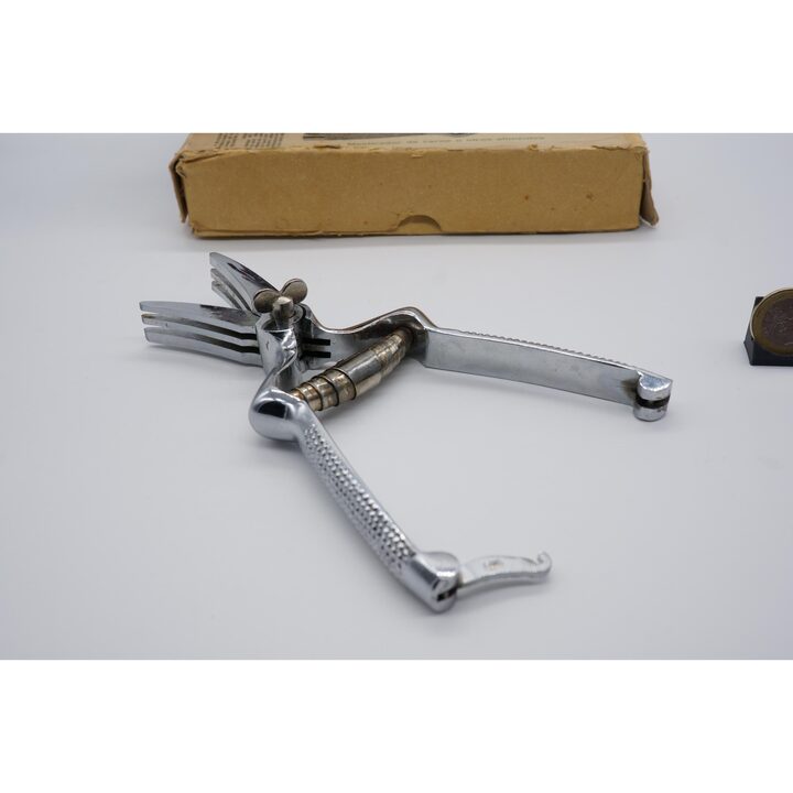 Urki Masticator for Toothless People, Jose D. Bilbatua Eibar, Mechanical Food Mashing Pliers with Original Box, 1950s