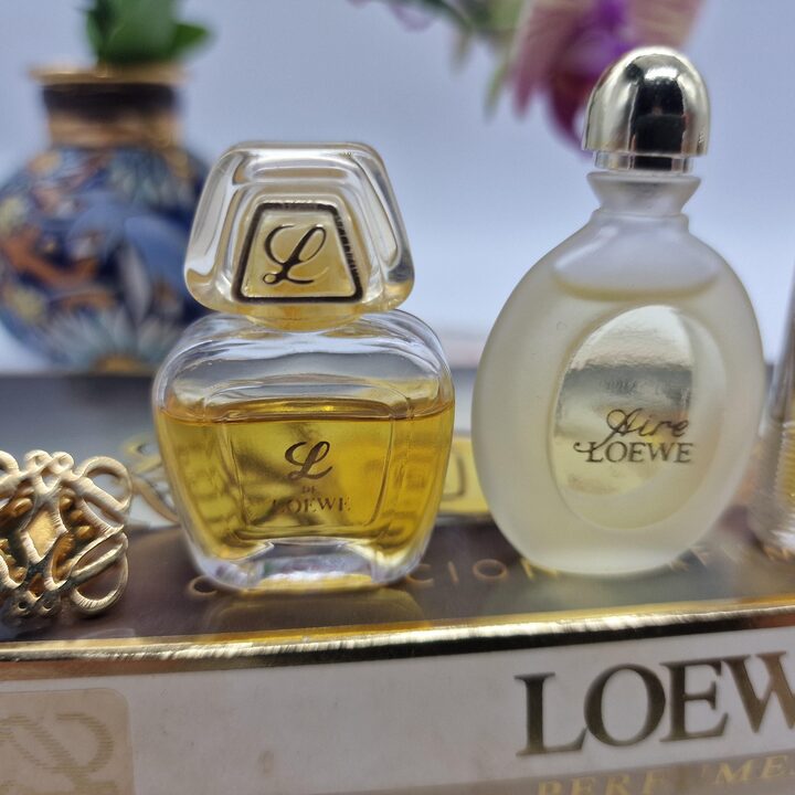 Vintage Loewe Miniatuur Parfum Set met 4 Geuren van 5 ml en Gouden Logo Pin, Jaren 1980, Spanje, Verzamelaarsstaat