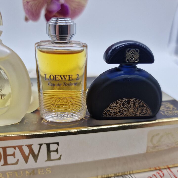 Винтажный Набор Миниатюр Парфюмерии Loewe: 4 Аромата по 5 мл и Фирменный Металлический Значок, 1980-е Годы, Испания