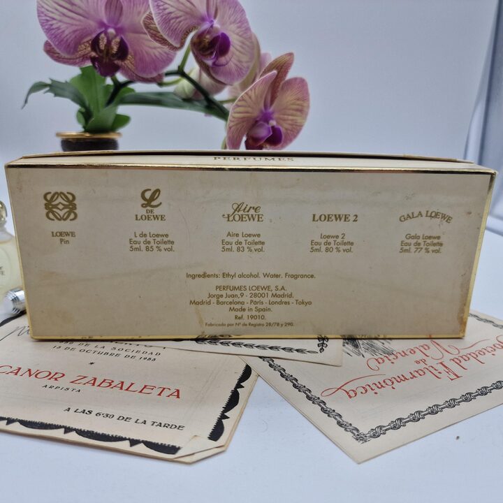 Conjunto de Miniaturas de Perfume Vintage Loewe com 4 Fragrâncias de 5 ml e Pin de Metal Dourado, Anos 1980, Espanha