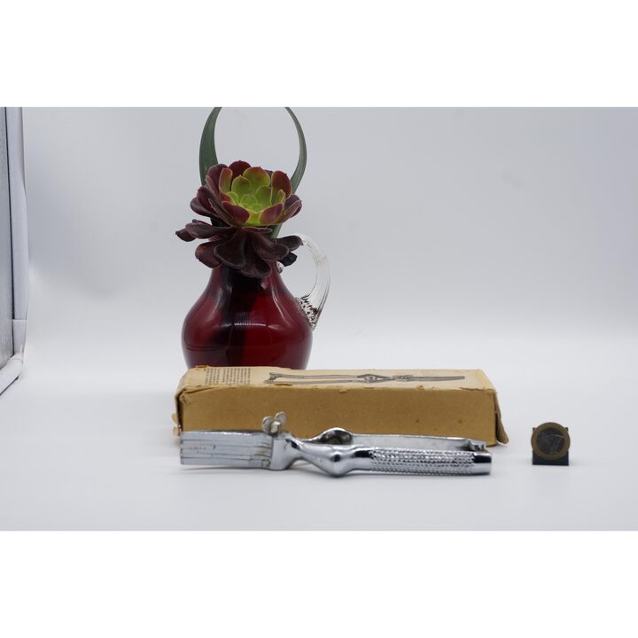Urki Kauschere für Zahnlose Personen, Jose D. Bilbatua Eibar, Mechanische Kauhilfe aus verchromtem Stahl mit Originalbox, 1950er