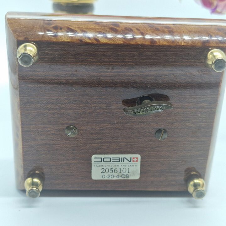Caja de música y joyero Jobin de madera de raíz con melodía Canon de Pachelbel y mecanismo suizo Reuge Romance de los años 80