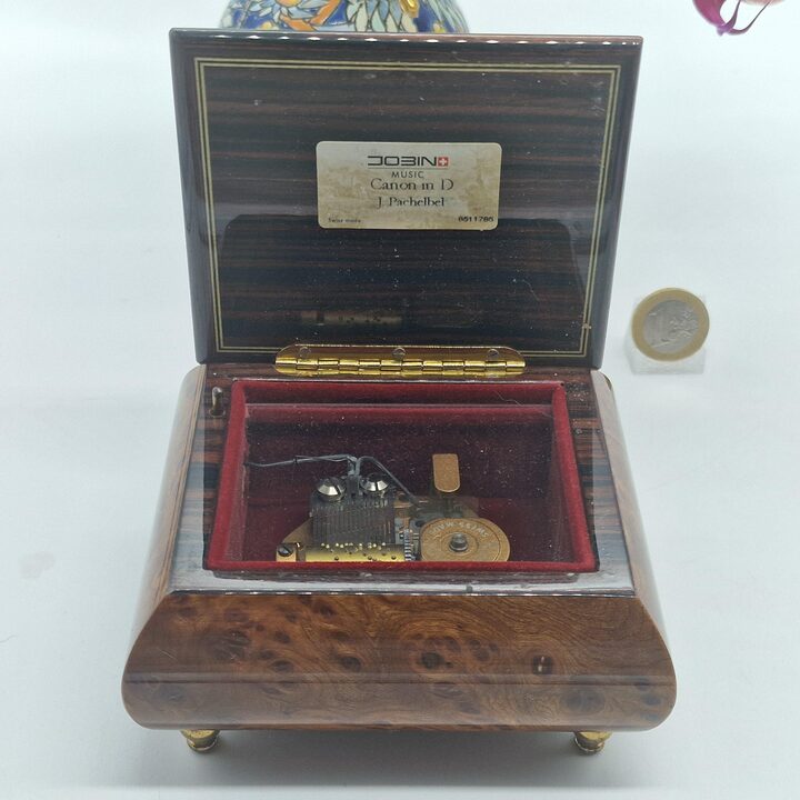 Jobin Schweizer Spieldose Schmuckschatulle aus Wurzelholz mit Pachelbel Kanon in D Schweizer Reuge Romance Werk 1980er
