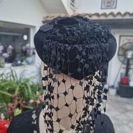 Chapéu de Coquetel Vintage Anos 40 50 em Veludo Preto com Véu e Flor