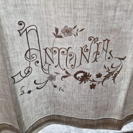 Juego de Cama de Lino Pesado Antiguo con Bordado Antonia - Circa 1900