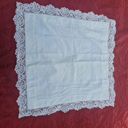 Federa antica in lino con monogramma M ricamato a mano, merletto a tombolo, bottoni in madreperla, fine del XIX secolo, 75x75 cm