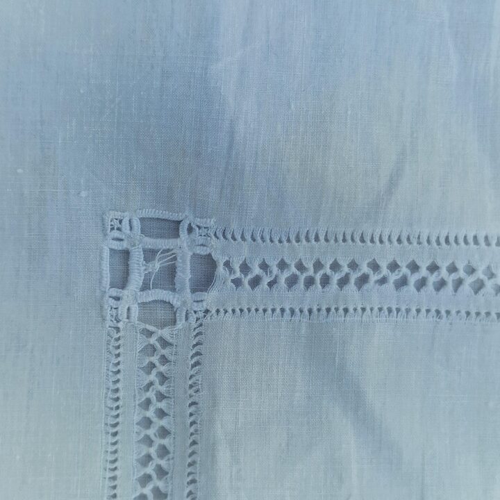 アンティークリネン枕カバー 手刺繍イニシャルM 手編みボビンレース マザーオブパールボタン 19世紀後半 75x75 cm