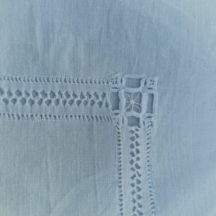アンティークリネン枕カバー 手刺繍イニシャルM 手編みボビンレース マザーオブパールボタン 19世紀後半 75x75 cm