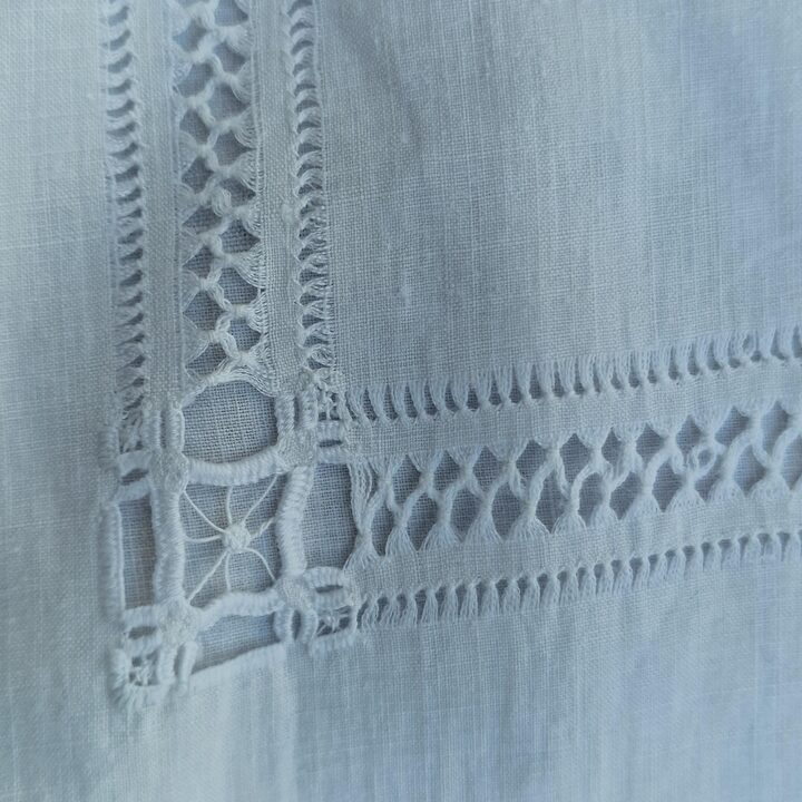 アンティークリネン枕カバー 手刺繍イニシャルM 手編みボビンレース マザーオブパールボタン 19世紀後半 75x75 cm
