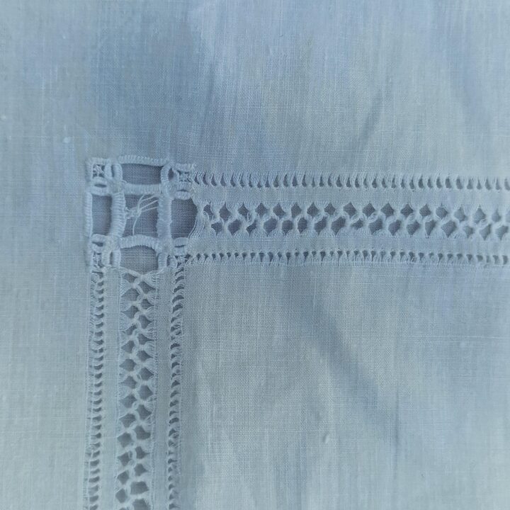 アンティークリネン枕カバー 手刺繍イニシャルM 手編みボビンレース マザーオブパールボタン 19世紀後半 75x75 cm