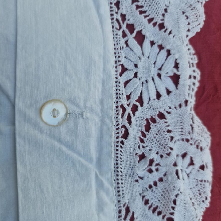 アンティークリネン枕カバー 手刺繍イニシャルM 手編みボビンレース マザーオブパールボタン 19世紀後半 75x75 cm