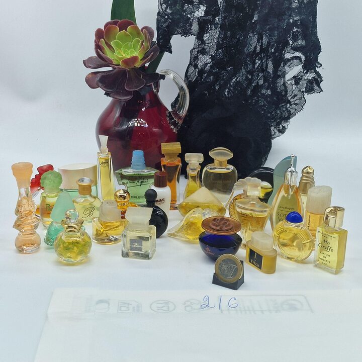 Zestaw miniatur perfum, kolekcja 30 vintage flakonikow projektantow (Dior, Sonia Rykiel, Laura Biagiotti) lata 80 i 90
